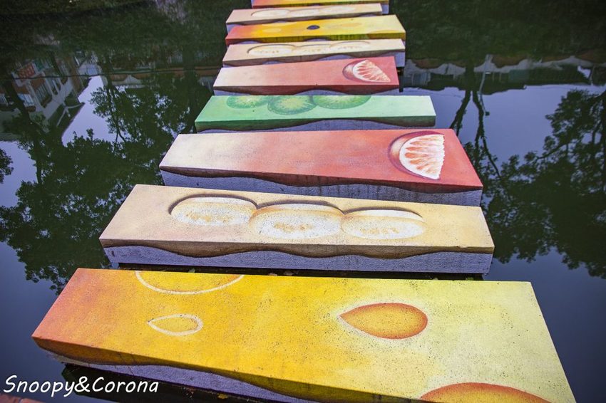 【玩樂．台北】新莊熱門打卡景點／新莊中港大排彩繪親水綠廊～超網美的彩色積木步道，散步就能拍好拍滿