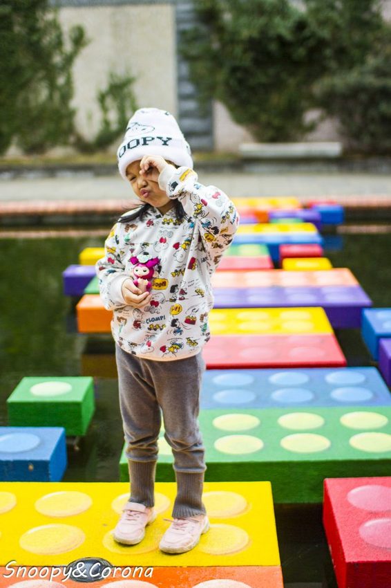 【玩樂．台北】新莊熱門打卡景點／新莊中港大排彩繪親水綠廊～超網美的彩色積木步道，散步就能拍好拍滿