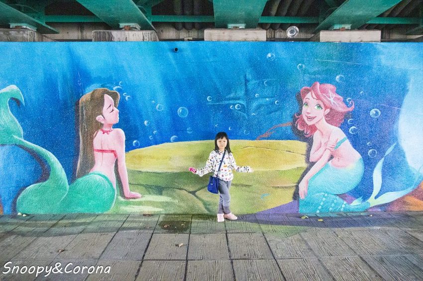 【玩樂．台北】新莊熱門打卡景點／新莊中港大排彩繪親水綠廊～超網美的彩色積木步道，散步就能拍好拍滿