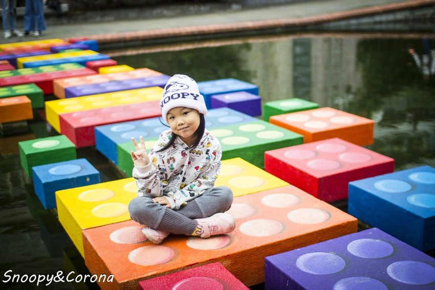 【玩樂．台北】新莊熱門打卡景點／新莊中港大排彩繪親水綠廊～超網美的彩色積木步道，散步就能拍好拍滿