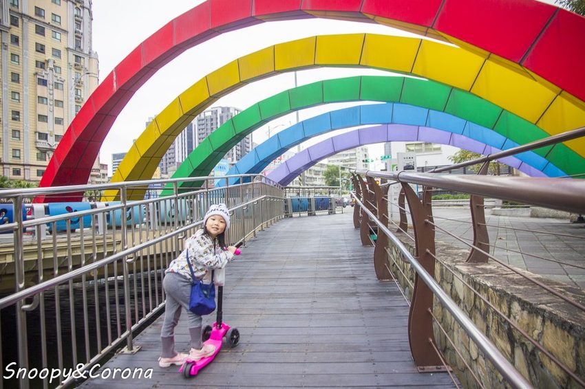 【玩樂．台北】新莊熱門打卡景點／新莊中港大排彩繪親水綠廊～超網美的彩色積木步道，散步就能拍好拍滿