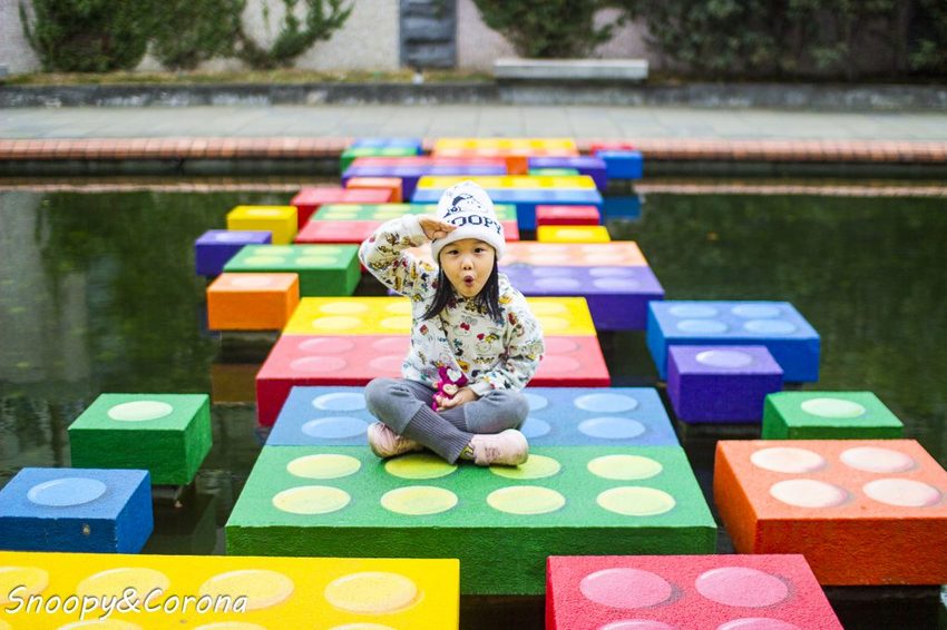 【玩樂．台北】新莊熱門打卡景點／新莊中港大排彩繪親水綠廊～超網美的彩色積木步道，散步就能拍好拍滿