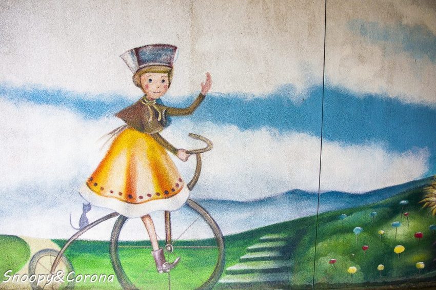 【玩樂．台北】新莊熱門打卡景點／新莊中港大排彩繪親水綠廊～超網美的彩色積木步道，散步就能拍好拍滿