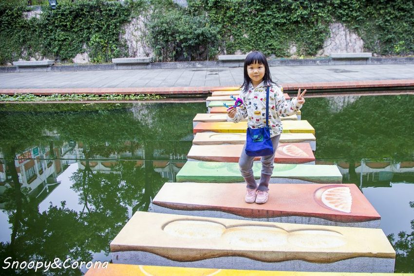 【玩樂．台北】新莊熱門打卡景點／新莊中港大排彩繪親水綠廊～超網美的彩色積木步道，散步就能拍好拍滿