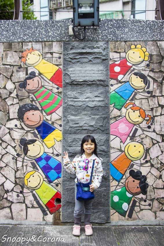 【玩樂．台北】新莊熱門打卡景點／新莊中港大排彩繪親水綠廊～超網美的彩色積木步道，散步就能拍好拍滿