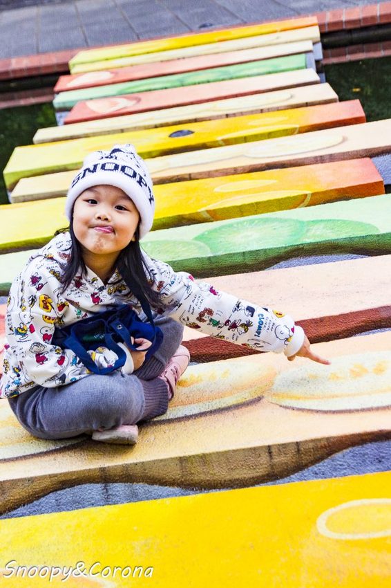 【玩樂．台北】新莊熱門打卡景點／新莊中港大排彩繪親水綠廊～超網美的彩色積木步道，散步就能拍好拍滿