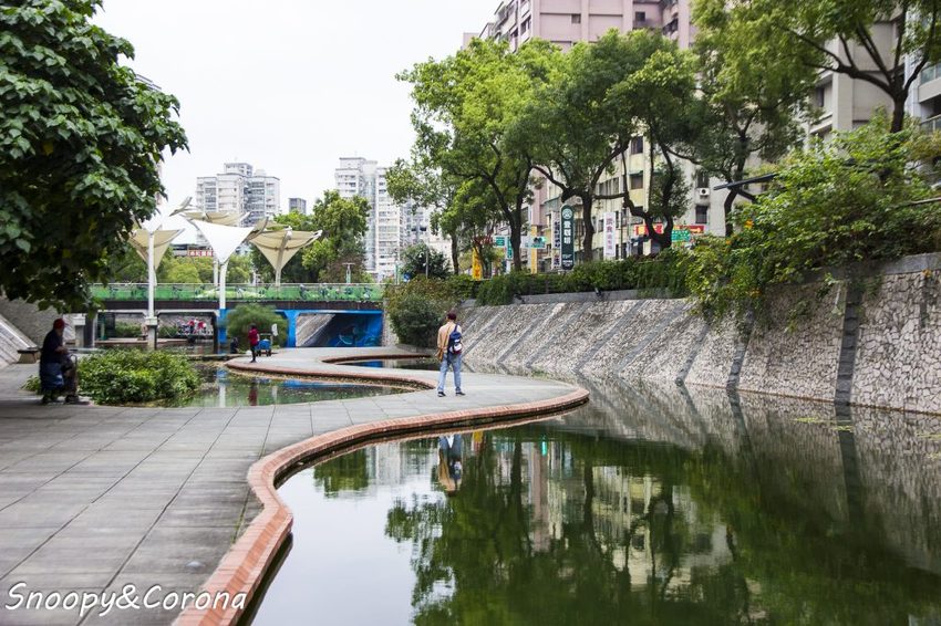 【玩樂．台北】新莊熱門打卡景點／新莊中港大排彩繪親水綠廊～超網美的彩色積木步道，散步就能拍好拍滿