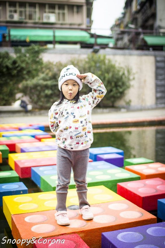 【玩樂．台北】新莊熱門打卡景點／新莊中港大排彩繪親水綠廊～超網美的彩色積木步道，散步就能拍好拍滿