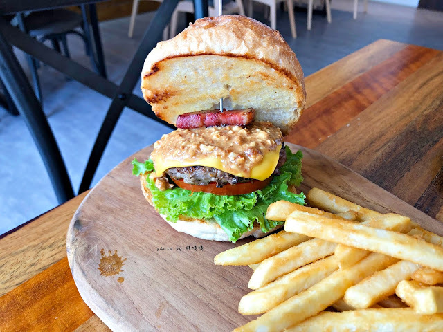 【台中北屯】Stay Gold 初心漢堡🍔用心，手做漢堡，口味獨特多樣，飲品也很厲害，冬瓜檸檬一定要喝，喜歡整家店給人的態度與氛圍:)