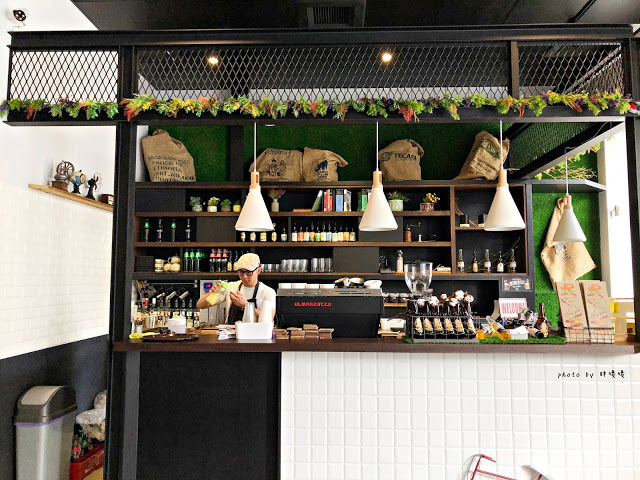 【台中北屯】Stay Gold 初心漢堡🍔用心，手做漢堡，口味獨特多樣，飲品也很厲害，冬瓜檸檬一定要喝，喜歡整家店給人的態度與氛圍:)