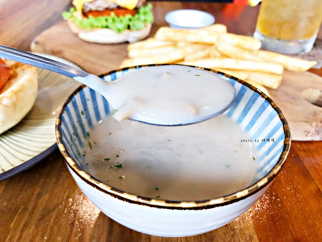 【台中北屯】Stay Gold 初心漢堡🍔用心，手做漢堡，口味獨特多樣，飲品也很厲害，冬瓜檸檬一定要喝，喜歡整家店給人的態度與氛圍:)