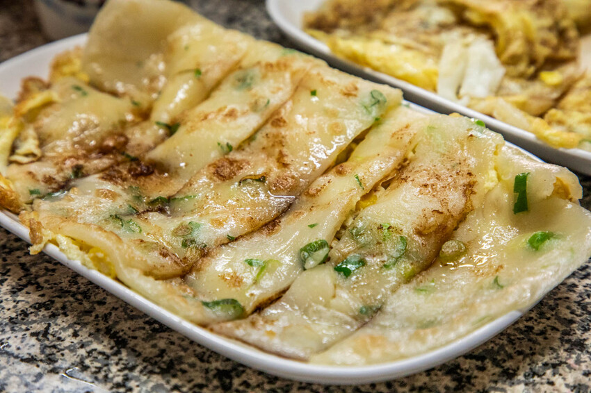 花蓮縣花蓮市中福早餐店｜外脆內Q古早味超大粉漿蛋餅，在地人激推低調人氣早餐店