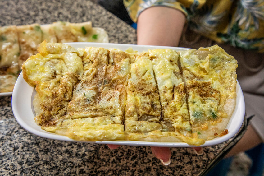 花蓮縣花蓮市中福早餐店｜外脆內Q古早味超大粉漿蛋餅，在地人激推低調人氣早餐店
