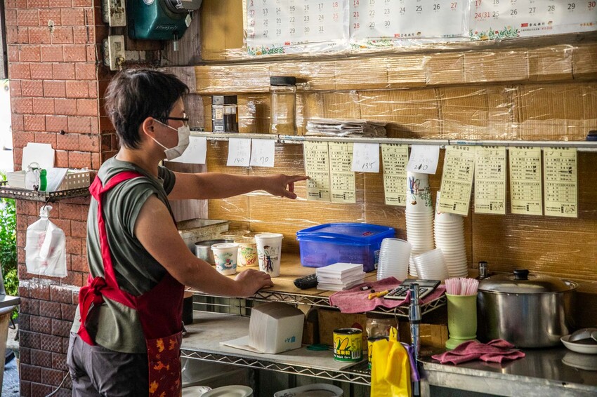 花蓮縣花蓮市中福早餐店｜外脆內Q古早味超大粉漿蛋餅，在地人激推低調人氣早餐店