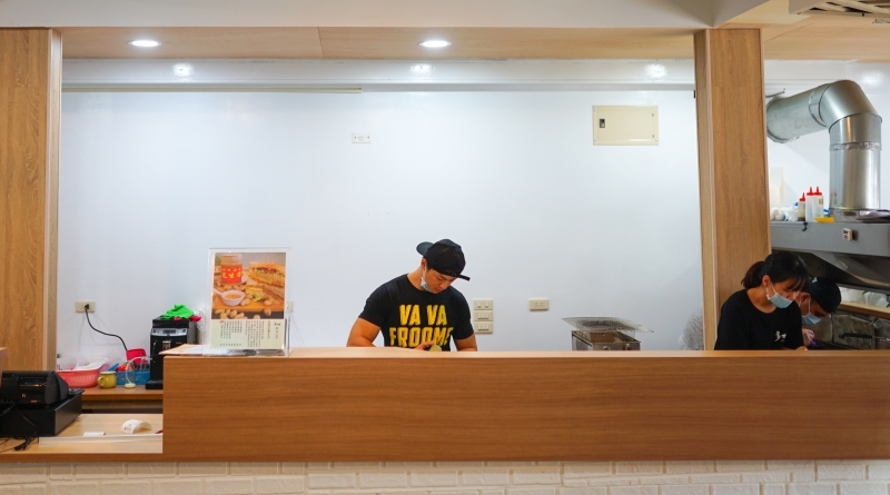 跳躍的宅男 - [花蓮美食]多士號-招牌肉蛋吐司真好吃  早上7點就吃得到 全天候提供外送服務 還有嫩煎辣雞總匯 鐵板麵 蛋餅  花蓮早餐推薦