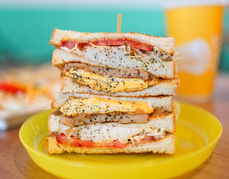 跳躍的宅男 - [花蓮美食]多士號-招牌肉蛋吐司真好吃  早上7點就吃得到 全天候提供外送服務 還有嫩煎辣雞總匯 鐵板麵 蛋餅  花蓮早餐推薦