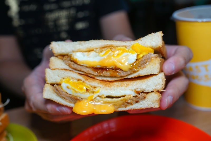 跳躍的宅男 - [花蓮美食]多士號-招牌肉蛋吐司真好吃  早上7點就吃得到 全天候提供外送服務 還有嫩煎辣雞總匯 鐵板麵 蛋餅  花蓮早餐推薦