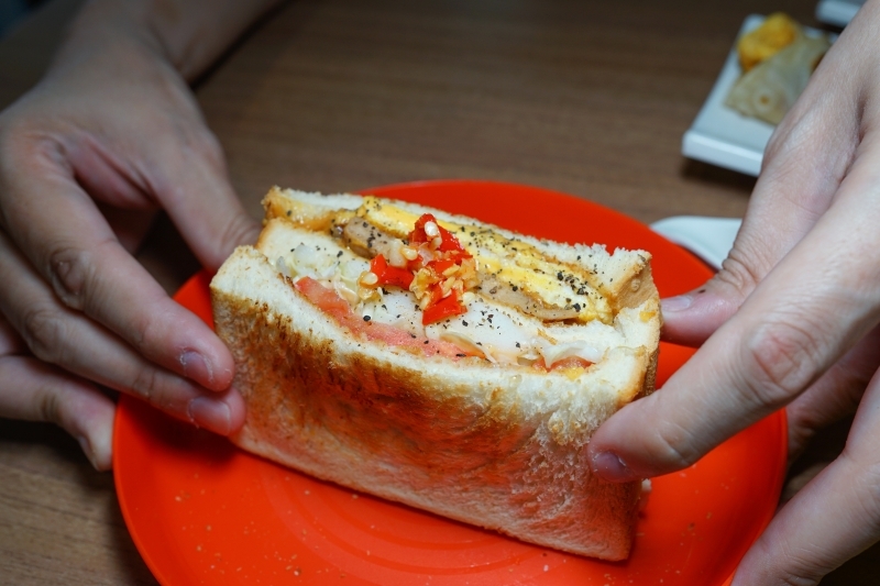 跳躍的宅男 - [花蓮美食]多士號-招牌肉蛋吐司真好吃  早上7點就吃得到 全天候提供外送服務 還有嫩煎辣雞總匯 鐵板麵 蛋餅  花蓮早餐推薦