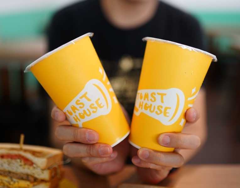 跳躍的宅男 - [花蓮美食]多士號-招牌肉蛋吐司真好吃  早上7點就吃得到 全天候提供外送服務 還有嫩煎辣雞總匯 鐵板麵 蛋餅  花蓮早餐推薦