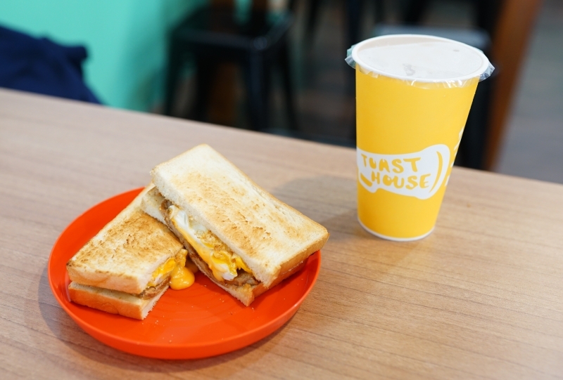 跳躍的宅男 - [花蓮美食]多士號-招牌肉蛋吐司真好吃  早上7點就吃得到 全天候提供外送服務 還有嫩煎辣雞總匯 鐵板麵 蛋餅  花蓮早餐推薦