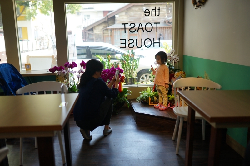 跳躍的宅男 - [花蓮美食]多士號-招牌肉蛋吐司真好吃  早上7點就吃得到 全天候提供外送服務 還有嫩煎辣雞總匯 鐵板麵 蛋餅  花蓮早餐推薦