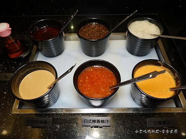 醬料區-肉多多火鍋桃園中正店 (1).jpg
