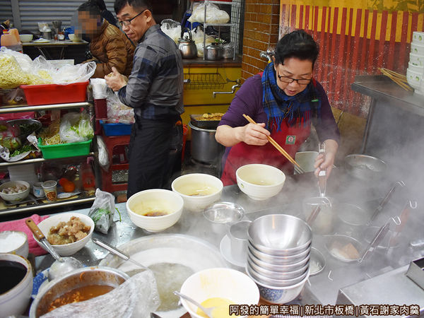黃石謝家肉羹油飯04-忙碌的店家.JPG