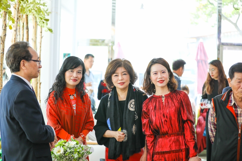 苙森林祝福大家新年快樂，祈求2021年每個人都因為藝術與花藝得到更多的幸福！