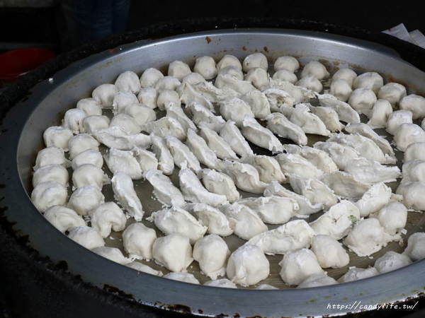 嶺東福州包:台中美食│嶺東煎餃福州包〃嶺東校園超人氣銅板美食!脆皮煎餃3個只要10元~