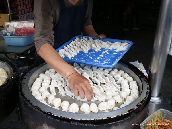 嶺東福州包:台中美食│嶺東煎餃福州包〃嶺東校園超人氣銅板美食!脆皮煎餃3個只要10元~