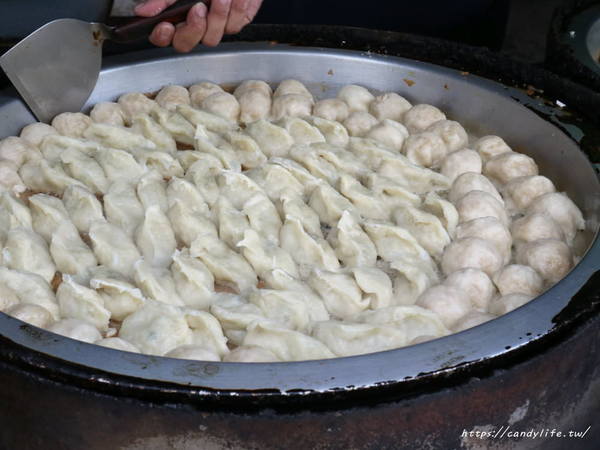 嶺東福州包:台中美食│嶺東煎餃福州包〃嶺東校園超人氣銅板美食!脆皮煎餃3個只要10元~