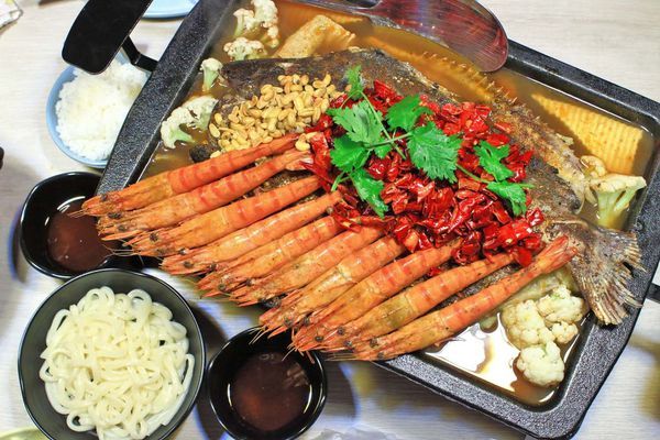 【台北美食】水貨烤魚(台北小巨蛋店)-2個人也吃不完的超級無敵大份量烤魚火鍋料理!