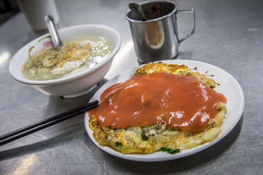 三重三和夜市必吃「蚵四海小吃」！排隊也要吃，料多實在的美味蚵仔煎。