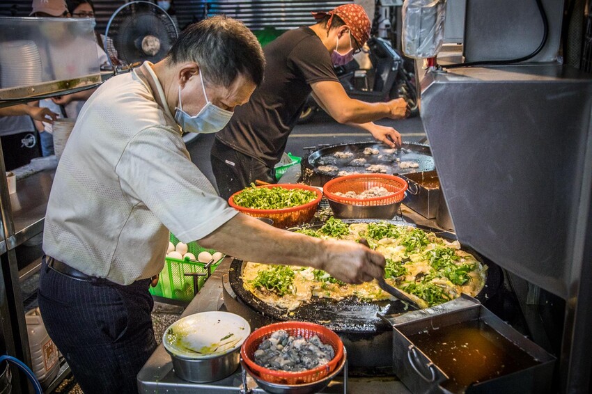 三重三和夜市必吃「蚵四海小吃」！排隊也要吃，料多實在的美味蚵仔煎。