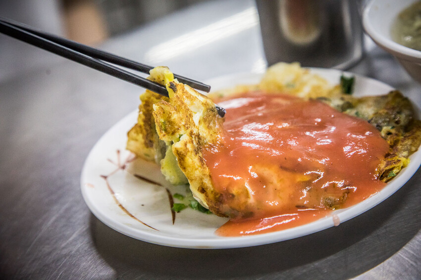 三重三和夜市必吃「蚵四海小吃」！排隊也要吃，料多實在的美味蚵仔煎。