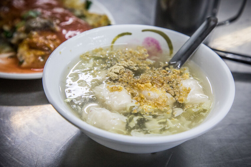 三重三和夜市必吃「蚵四海小吃」！排隊也要吃，料多實在的美味蚵仔煎。