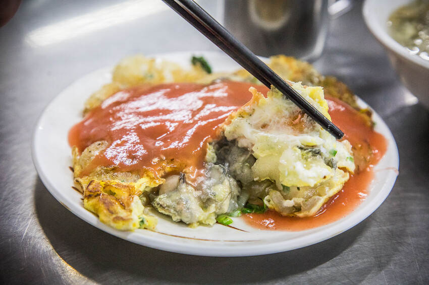 三重三和夜市必吃「蚵四海小吃」！排隊也要吃，料多實在的美味蚵仔煎。