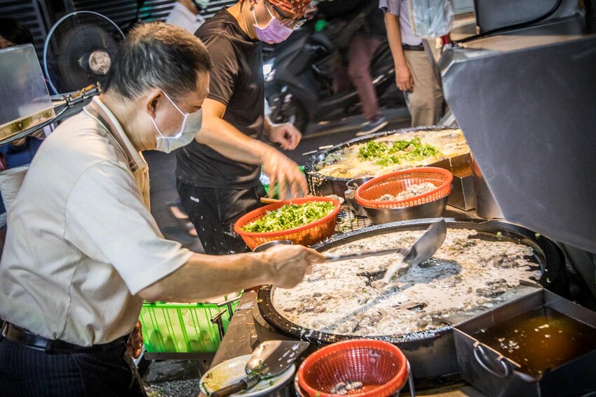 三重三和夜市必吃「蚵四海小吃」！排隊也要吃，料多實在的美味蚵仔煎。