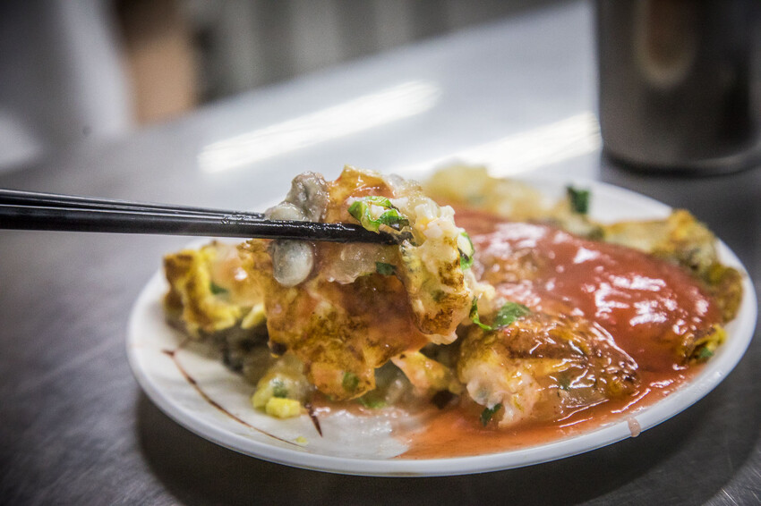 三重三和夜市必吃「蚵四海小吃」！排隊也要吃，料多實在的美味蚵仔煎。