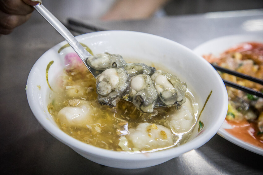 三重三和夜市必吃「蚵四海小吃」！排隊也要吃，料多實在的美味蚵仔煎。