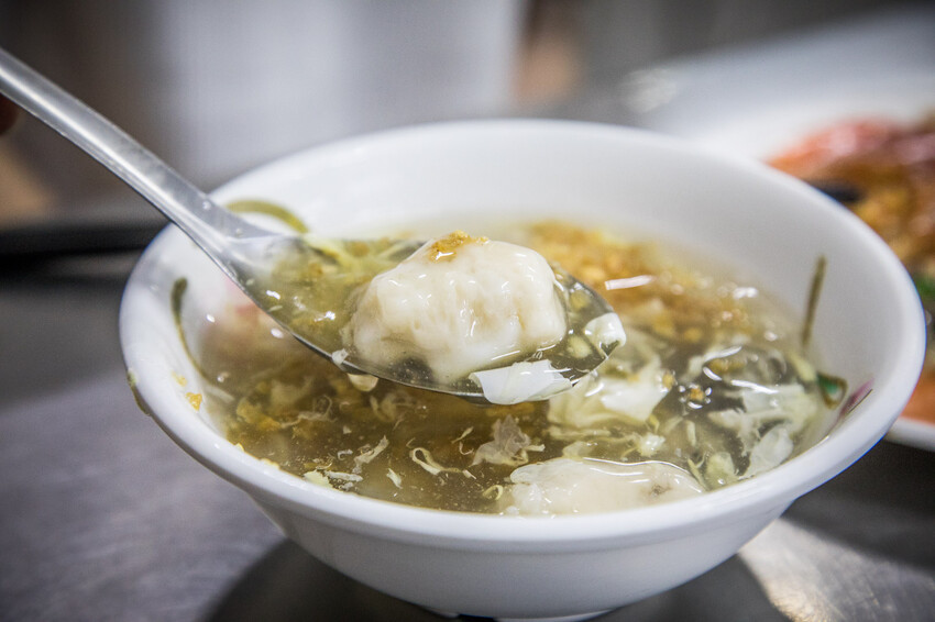 三重三和夜市必吃「蚵四海小吃」！排隊也要吃，料多實在的美味蚵仔煎。