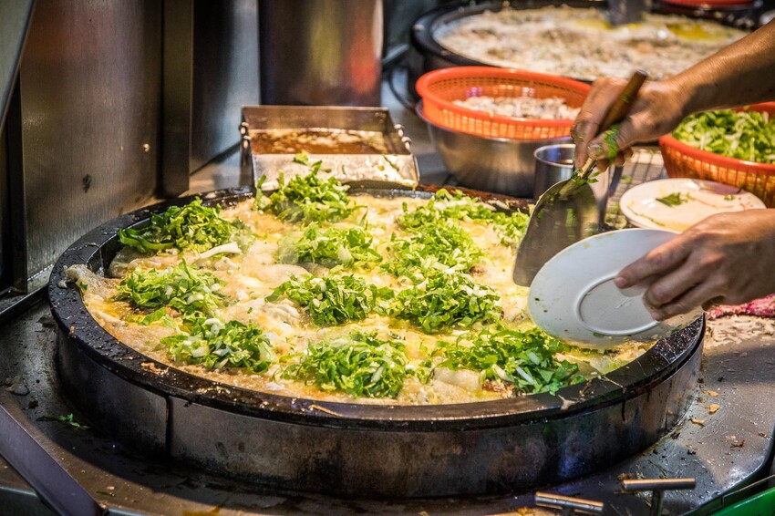 三重三和夜市必吃「蚵四海小吃」！排隊也要吃，料多實在的美味蚵仔煎。