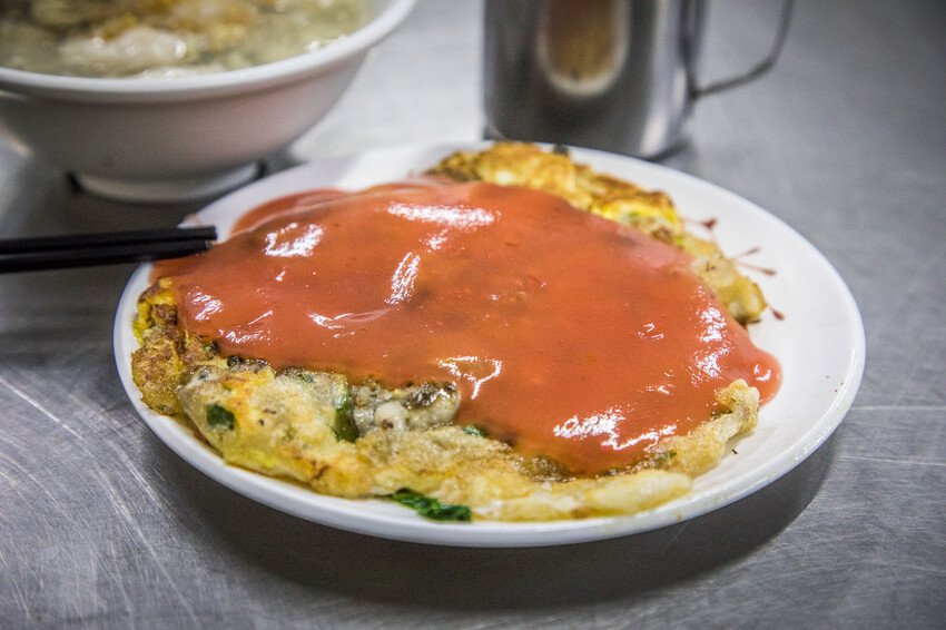 三重三和夜市必吃「蚵四海小吃」！排隊也要吃，料多實在的美味蚵仔煎。