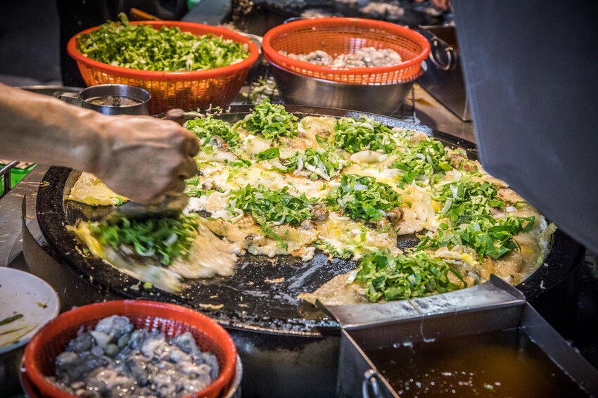 三重三和夜市必吃「蚵四海小吃」！排隊也要吃，料多實在的美味蚵仔煎。