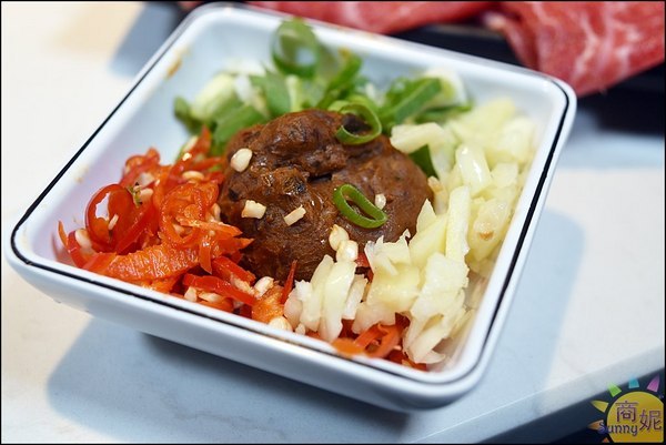 街喜鍋:一中美食來自新加坡時尚迴轉火鍋。街喜鍋。一盤18元比壽司還便宜!