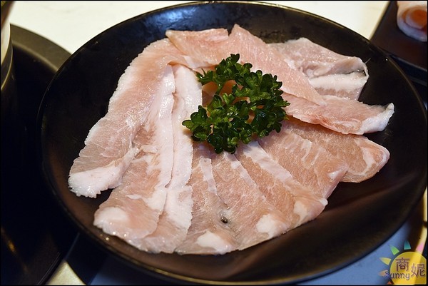 街喜鍋:一中美食來自新加坡時尚迴轉火鍋。街喜鍋。一盤18元比壽司還便宜!