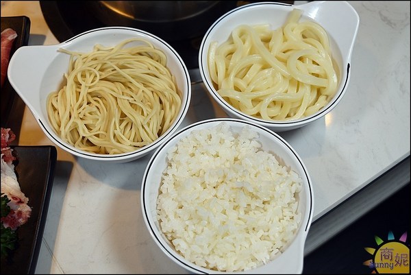 街喜鍋:一中美食來自新加坡時尚迴轉火鍋。街喜鍋。一盤18元比壽司還便宜!