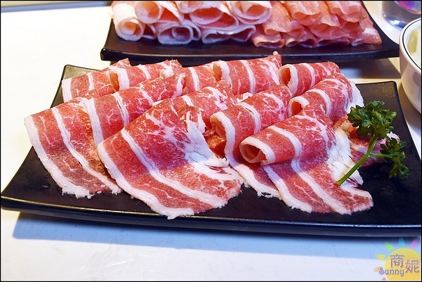 街喜鍋:一中美食來自新加坡時尚迴轉火鍋。街喜鍋。一盤18元比壽司還便宜!