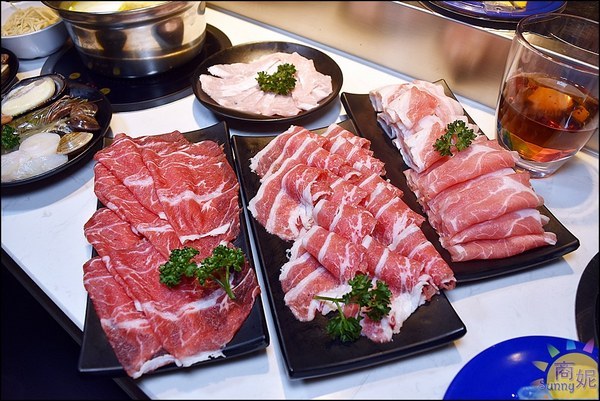 街喜鍋:一中美食來自新加坡時尚迴轉火鍋。街喜鍋。一盤18元比壽司還便宜!