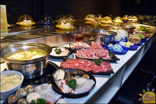 街喜鍋:一中美食來自新加坡時尚迴轉火鍋。街喜鍋。一盤18元比壽司還便宜!